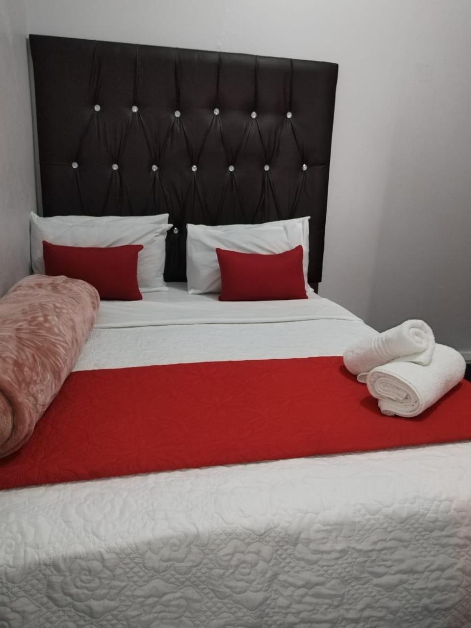 The Croc Guest House Springs  Extérieur photo