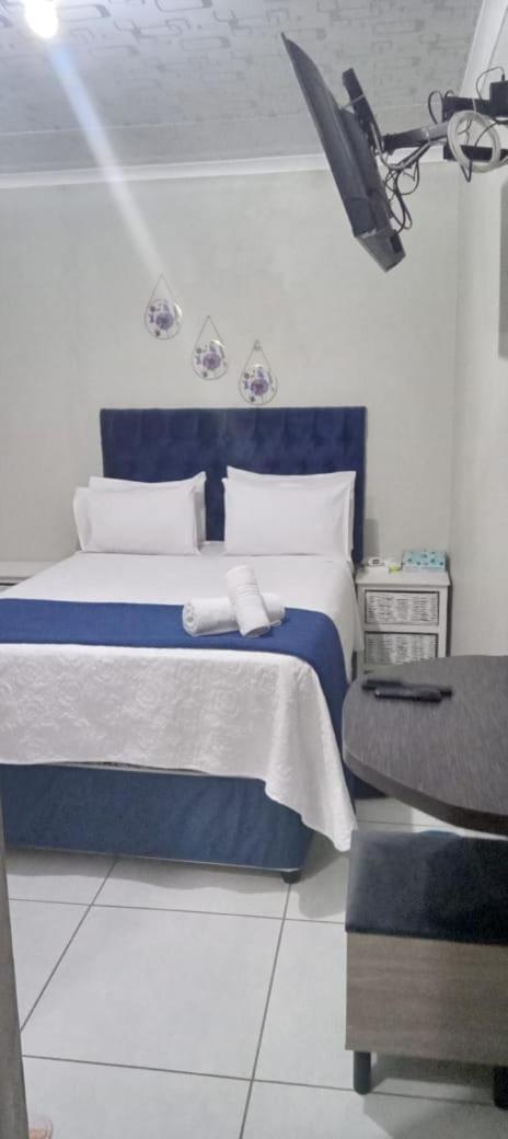 The Croc Guest House Springs  Extérieur photo