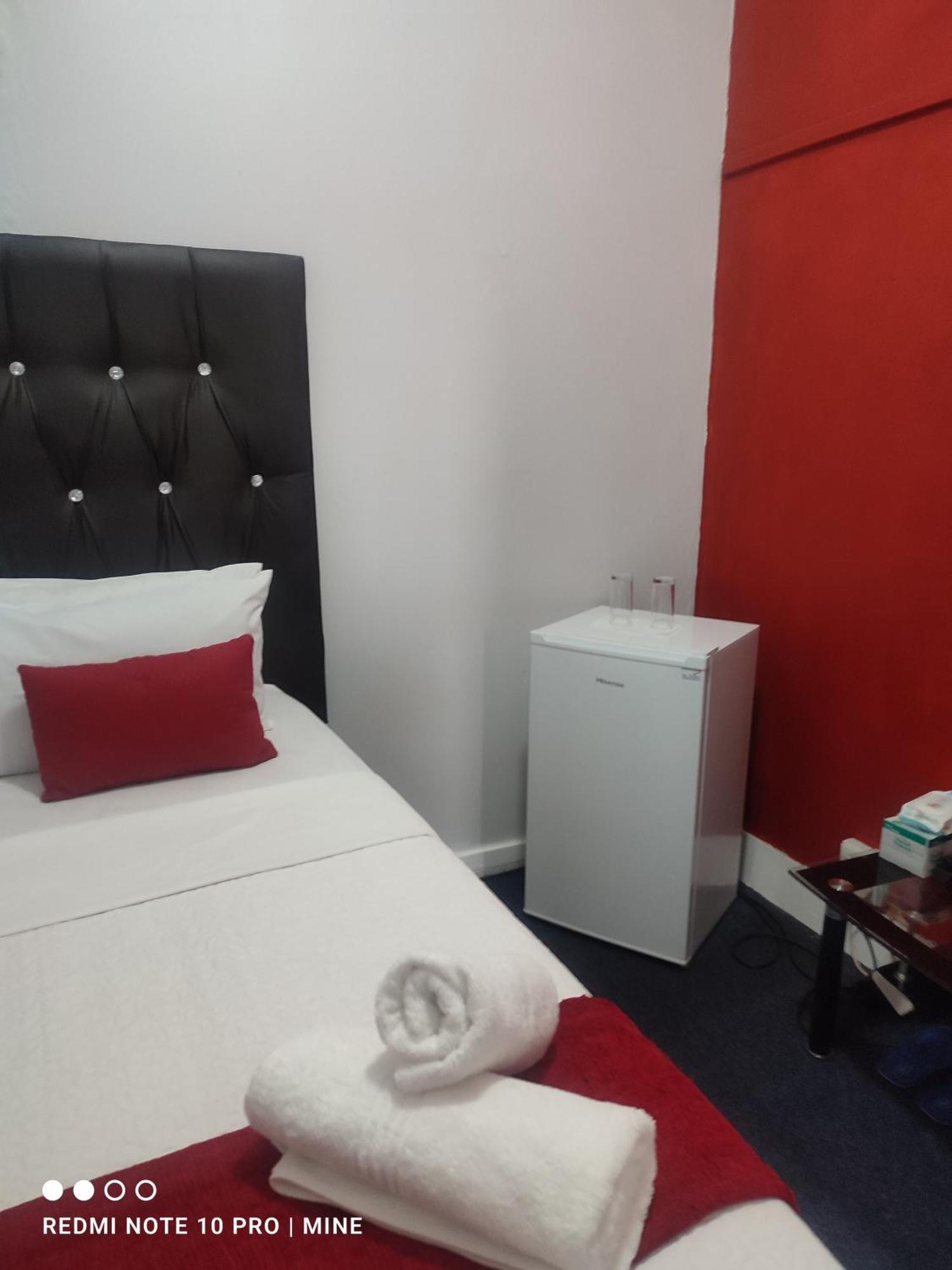 The Croc Guest House Springs  Extérieur photo