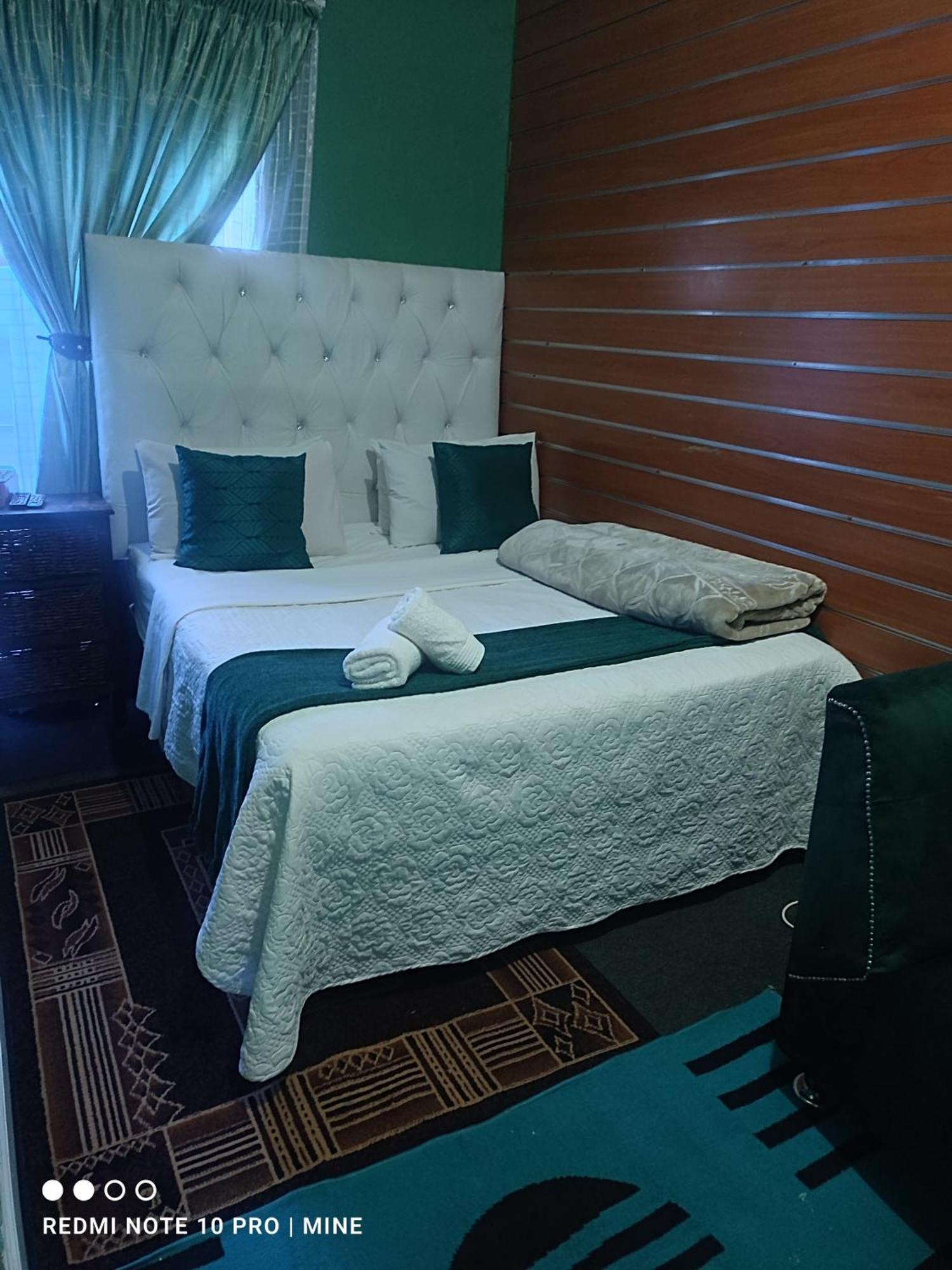 The Croc Guest House Springs  Extérieur photo