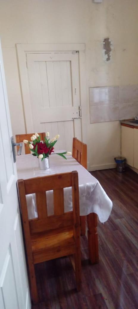 The Croc Guest House Springs  Extérieur photo