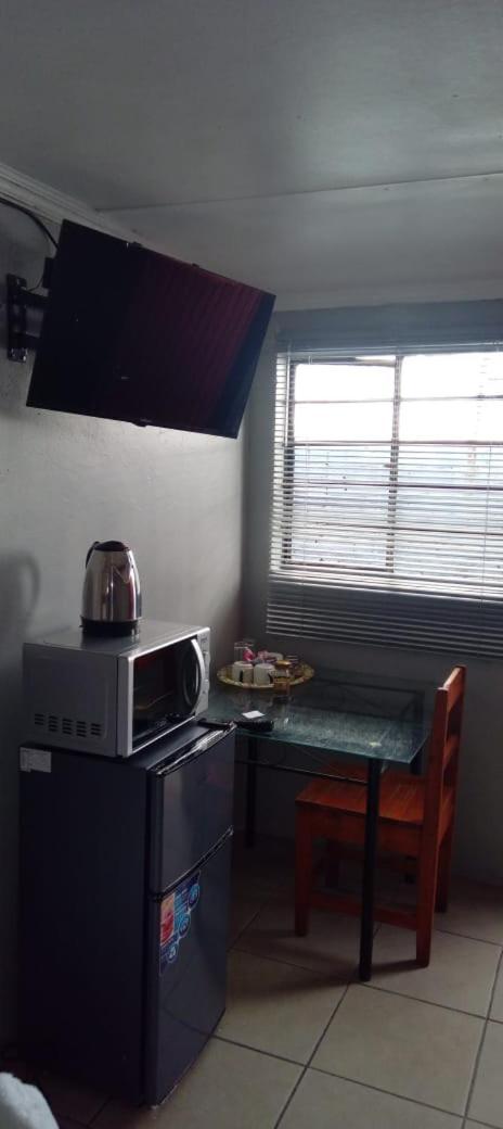 The Croc Guest House Springs  Extérieur photo